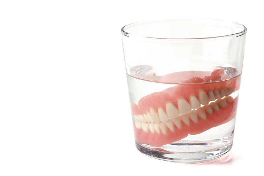義歯（入れ歯）洗浄剤とは？気になる成分や働きを解説します